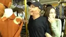 <p>Ayu Ting Ting bersama Ayah Ojak di Pasar Tanah Abang [YouTube/Trans7 Official]</p>