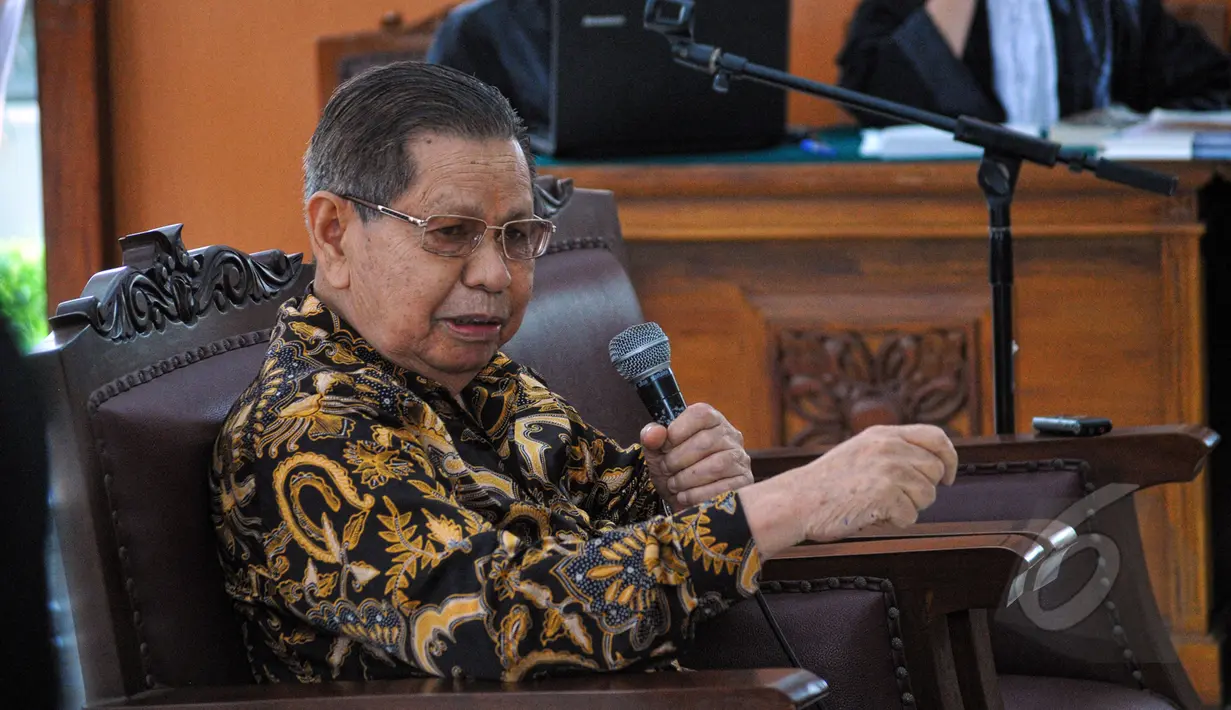 Sidang lanjutan praperadilan mantan Menteri ESDM, Jero Wacik kembali digelar di PN Jakarta Selatan, Jumat (24/4/2015). Tampak mantan Hakim Agung, Yahya Harahap memberi kesaksian pada sidang lanjutan Jero Wacik terhadap KPK. (Liputan6.com/Yoppy Renato)