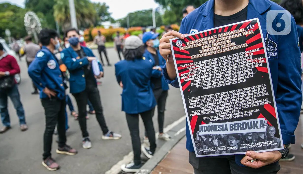 Sejumlah mahasiswa dari Universitas Trisakti menggelar aksi memperingati Hari HAM Internasional di depan Taman Aspirasi, Jakarta, Kamis (10/12/2020). Aksi tersebut menuntut agar pemerintah segera menyelesaikan berbagai permasalahan pelanggaran HAM berat di Indonesia. (Liputan6.com/Faizal Fanani)