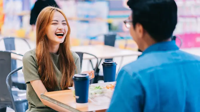 perempuan dan pasangan nyaman bersama