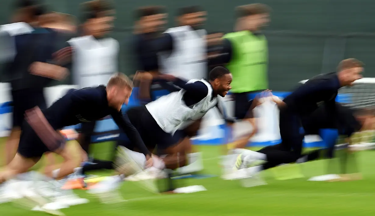Penyerang Inggris, Raheem Sterling berlari saat mengikuti sesi latihan di Repino, Rusia (10/7). Inggris akan bertanding melawan Kroasia pada babak semifinal Piala Dunia 2018. (AFP Photo/Ellis)