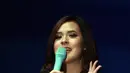 Mengenai teka-teki Raisa, meskipun ahli dalam lagu 'galau' ternyata Raisa juga mendengarkan musik bergenre keras seperti musik metal. Namun bukan berarti ia menggemari aliran musik yang jarang bisa didengar semua orang itu. (Wimbarsana/Bintang.com)