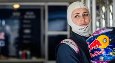 Atlet Ski dunia asal Amerika, Lindsey Vonn  melakukan persiapan sebelum mencoba mengendarai mobil F1 Red Bull di Spielberg, Austria, (14/6). Ia mencoba mobil F1 ketika dirinya berlibur dari kegiatan olahraganya (Ski). (Samo Vidic/Red Bull Content Pool)