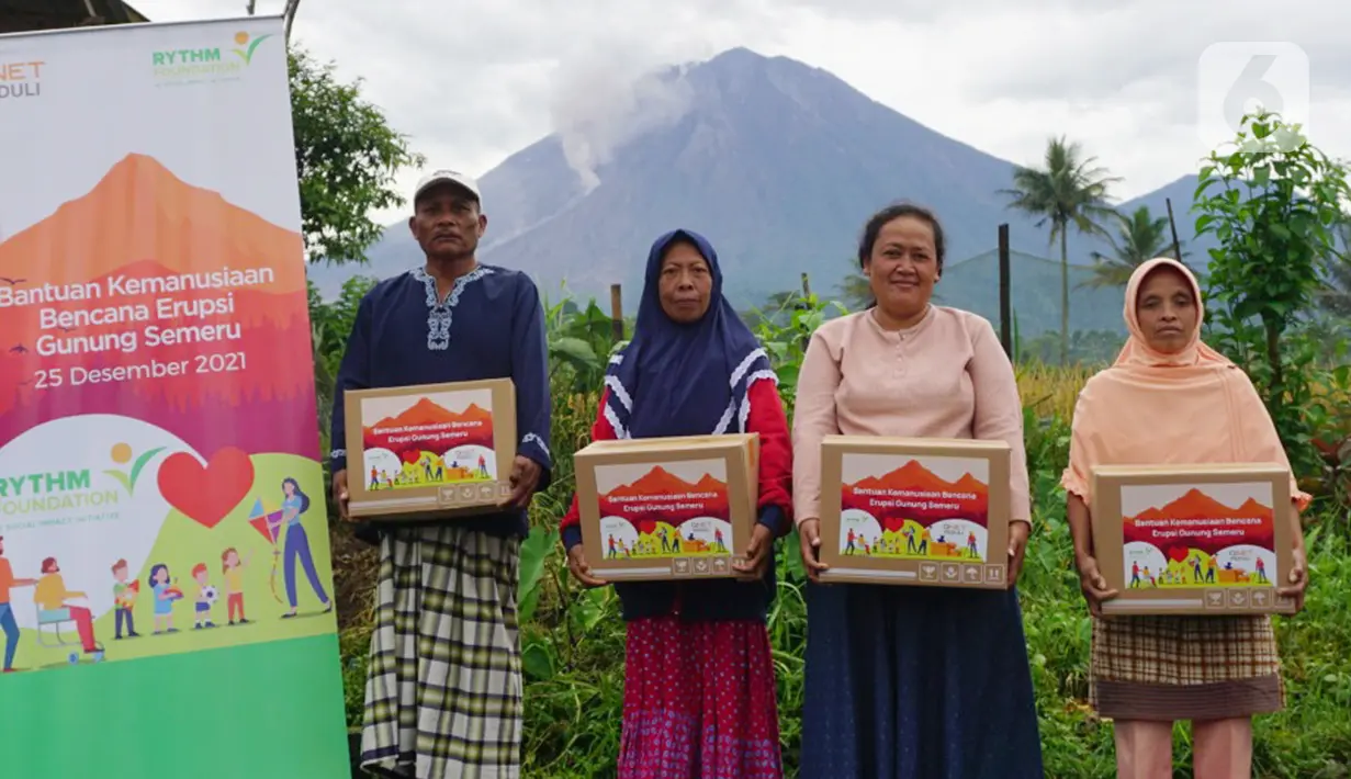 Warga terdampak erupsi Gunung Semeru saat menerima bantuan makanan dari QNET melalui RYTHM Foundation di Kabupaten Lumajang, Jawa Timur (25/12/2021). Bantuan makanan bagi warga di tenda pengungsian juga di salurkan kepada warga yang tidak terjangkau. (Liputan6.com/HO/QNET)