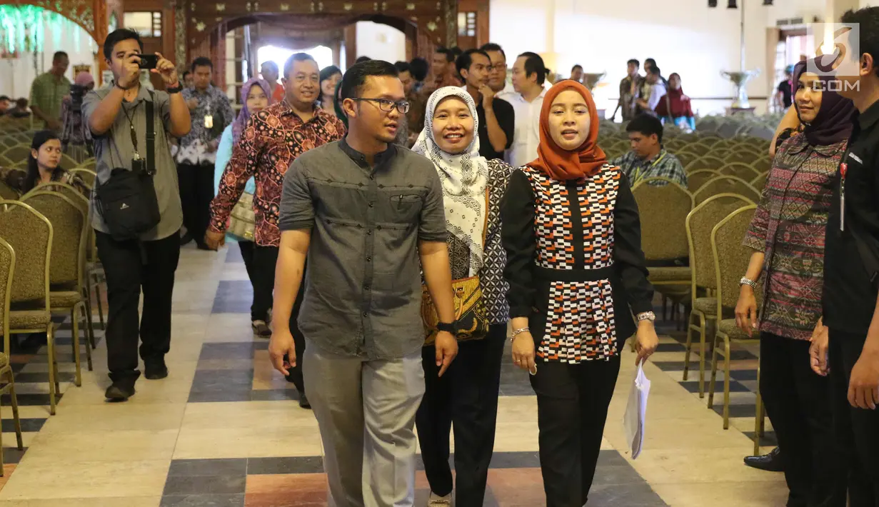 Panitia pernikahan Putri Presiden Joko Widodo, Kahiyang Ayu dan Bobby Nasution sedang berjalan saat geladi resik di Graha Saba, Solo, Senin (6/11). Pernikahan tersebut akan digelar pada Rabu (8/11) lusa. (Liputan6.com/Angga Yuniar)