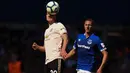 Bek Manchester United, Diogo Dalot, menyundul bola saat melawan Everton pada laga Premier League di Goodison Park, Minggu (21/4). Everton menang 4-0 atas Manchester United. (AFP/Oli Scarff)