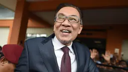 Mantan pemimpin oposisi Malaysia, Anwar Ibrahim berjalan bebas keluar dari RS Rehabilitasi Cheras, Kuala Lumpur, Rabu (16/5). Anwar tersenyum dan melambaikan tangansebelum masuk ke dalam mobil menuju istana untuk bertemu raja. (AFP/MOHD RASFAN)