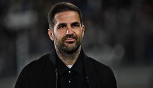 Pelatih Como asal Spanyol, Cesc Fabregas, memperhatikan jalannya pertandingan Serie A Italia antara Como dan Inter Milan di Stadion Giuseppe Sinigaglia di Como pada 12 April 2026. (Piero CRUCIATTI/AFP)