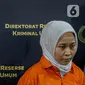 Tersangka kasus penipuan Si kembar Rihana dan Rihani ditunjukkkan kepada wartawan rilis kasus di gedung Ditreskrimum Polda Metro Jaya, Jakarta, Selasa (4/7/2023). (Liputan6.com/Faizal Fanani)