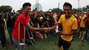 Alfin Tuasalamony menyerahkan piala kepada Tony Sucipto yang mewakili tim Specs yang menjadi juara Trofeo Charity Match. (Bola.com/Arief Bagus)