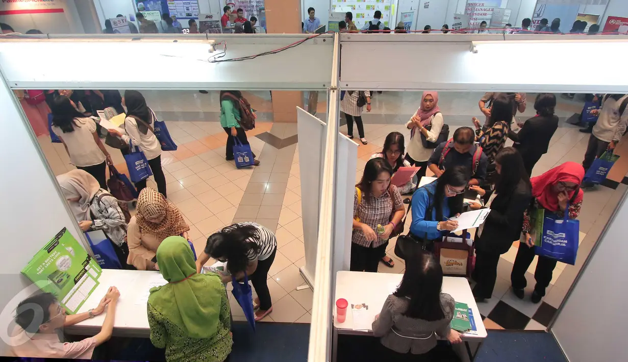 Sejumlah pencari kerja mengantri untuk mendaftarkan lamaran mereka pada bursa kerja di Jakarta, Jumat (11/3). Menurut BPS, tumbuhnya investasi di indonesia bisa menciptakan banyak lapangan pekerjaan. (Liputan6.com/Angga Yuniar)