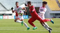 Gelandang Timnas Indonesia, Egy Maulana Vikri, berusaha melewati pemain Brunei U-19 pada laga kualifikasi Piala Asia U-19 di Stadion Puju Public, Gyeonggi, Selasa (31/10/2017). Timnas U-19 menang 5-0 atas Brunei. (Bola.com/Media PSSI)