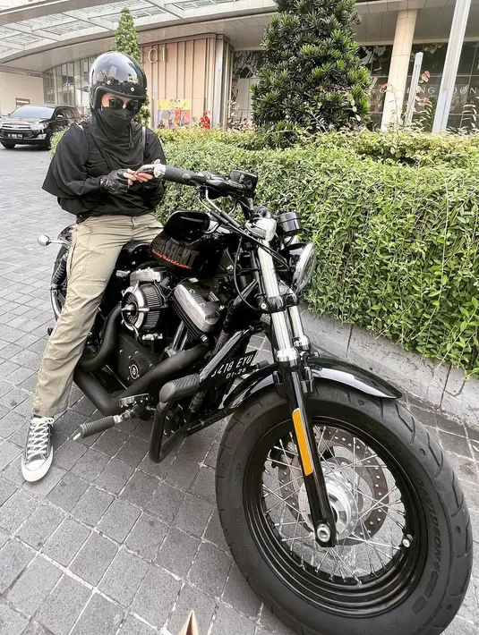 <p>Sekedar informasi, presenter Dian Ayu Lestari salah satu artis cantik yang suka mengendarai motor gede. Bahkan, Omesh mengakui bahwa sang istri lebih jago mengendarai mode dibanding dirinya. [Instagram/natasharizkynew/gradykayzel]</p>