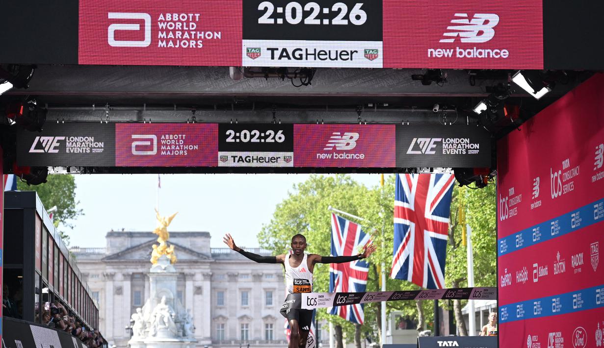 Pelari Kenya, Sabastian Sawe memenangkan ajang London Marathon 2025 setelah mencatatkan waktu 2 jam 2 menit 27 detik yang berlangsung di London, Inggris, Sabtu (27/04/2025) waktu setempat. (AFP/Justin Tallis)