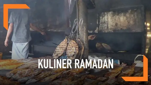 Ikan asap menu favorit berbuka puasa masyarakat pesisir Pantura. Pasar ikan asap ramai di bulan Ramadan, warga sabar menunggu proses pengasapan sambil menunggu waktu berbuka.