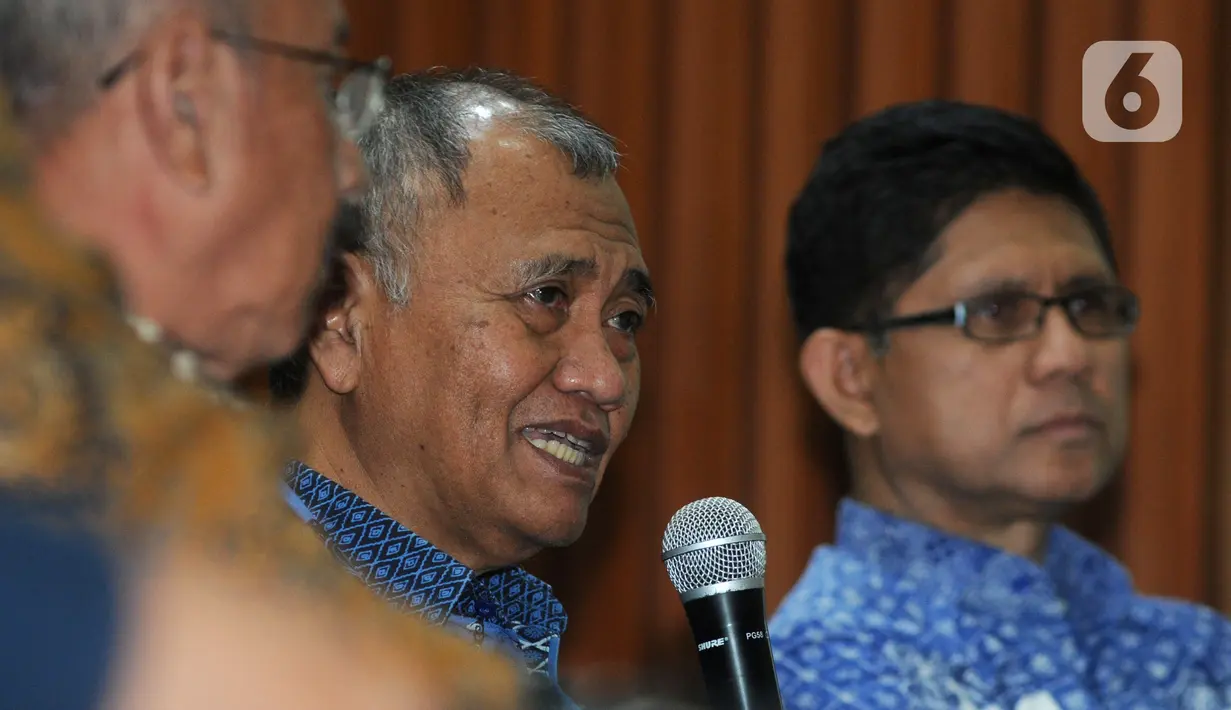 Ketua KPK Agus Rahardjo (tengah) saat menjadi pembicara diskusi di Gedung KPK, Jakarta, Kamis (19/12/2019). Diskusi membahas gagasan perubahan UU Tipikor berdasarkan hasil kajian dan draf usulan ke pemerintah. (merdeka.com/Dwi Narwoko)