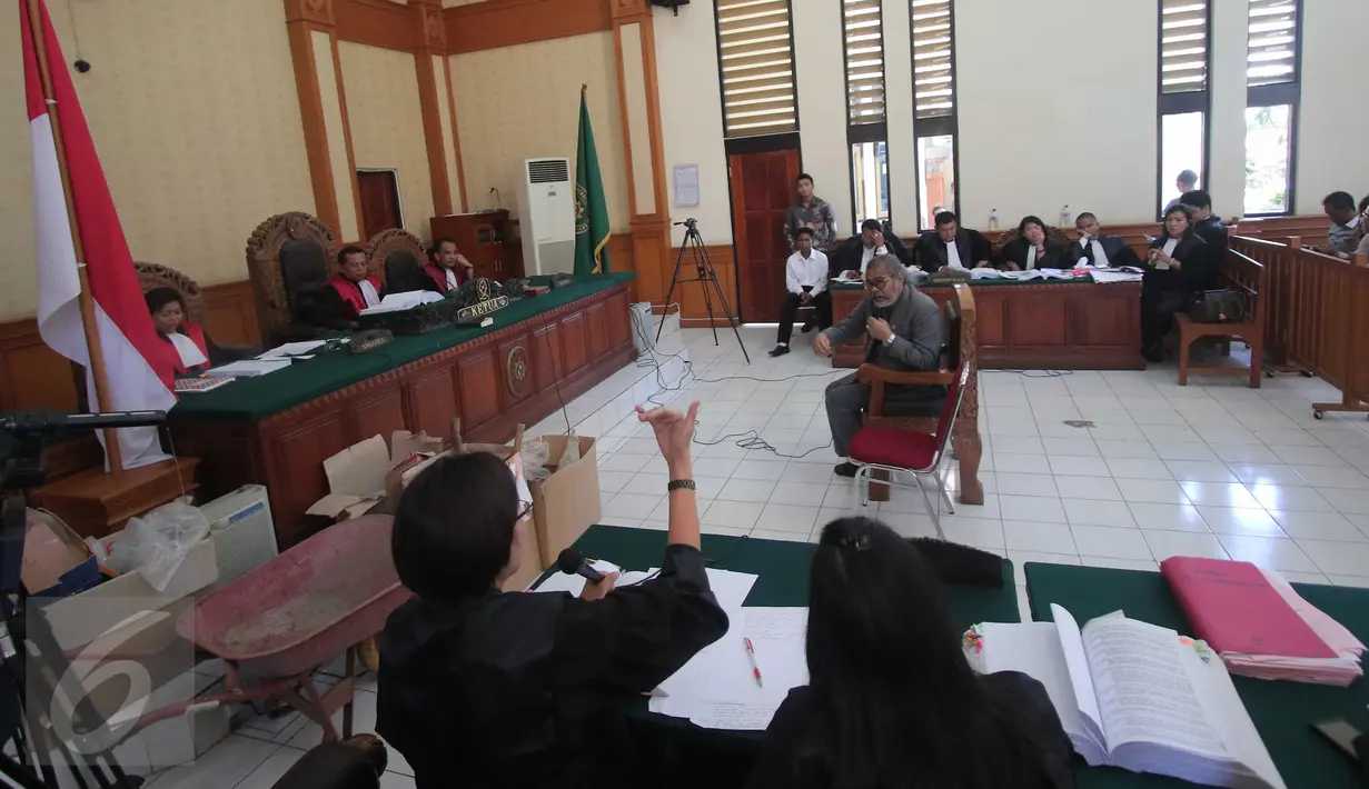 Suasana persidangan saat Arist Merdeka Sirait menjadi saksi dalam persidangan kasus pembunuhan Angeline di Pengadilan Negeri Denpasar, (12/1). Ia didatangkan untuk mengungkap kronologi pertemuan dengan terdakwa Margriet Megawe. (Liputan6.com/Angga Yuniar)