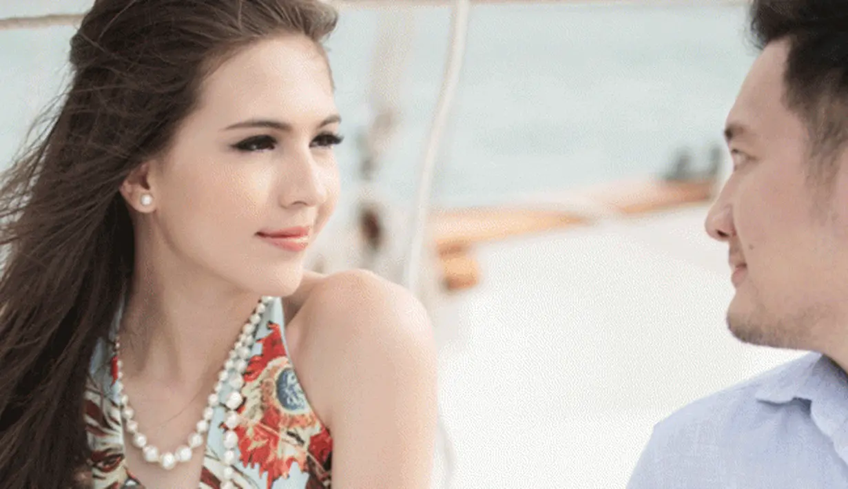 Aktris cantik Olivia Lubis Jensen (21) resmi menjadi istri pengusaha batubara , Arief Purnomo pada 7 Mei 2014 di Santorini, Yunani. (menaralighthouse.com)