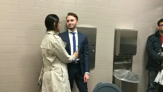 [Bintang] Menikah di Toilet, Apa yang Sebenarnya Terjadi pada Pasangan Ini?