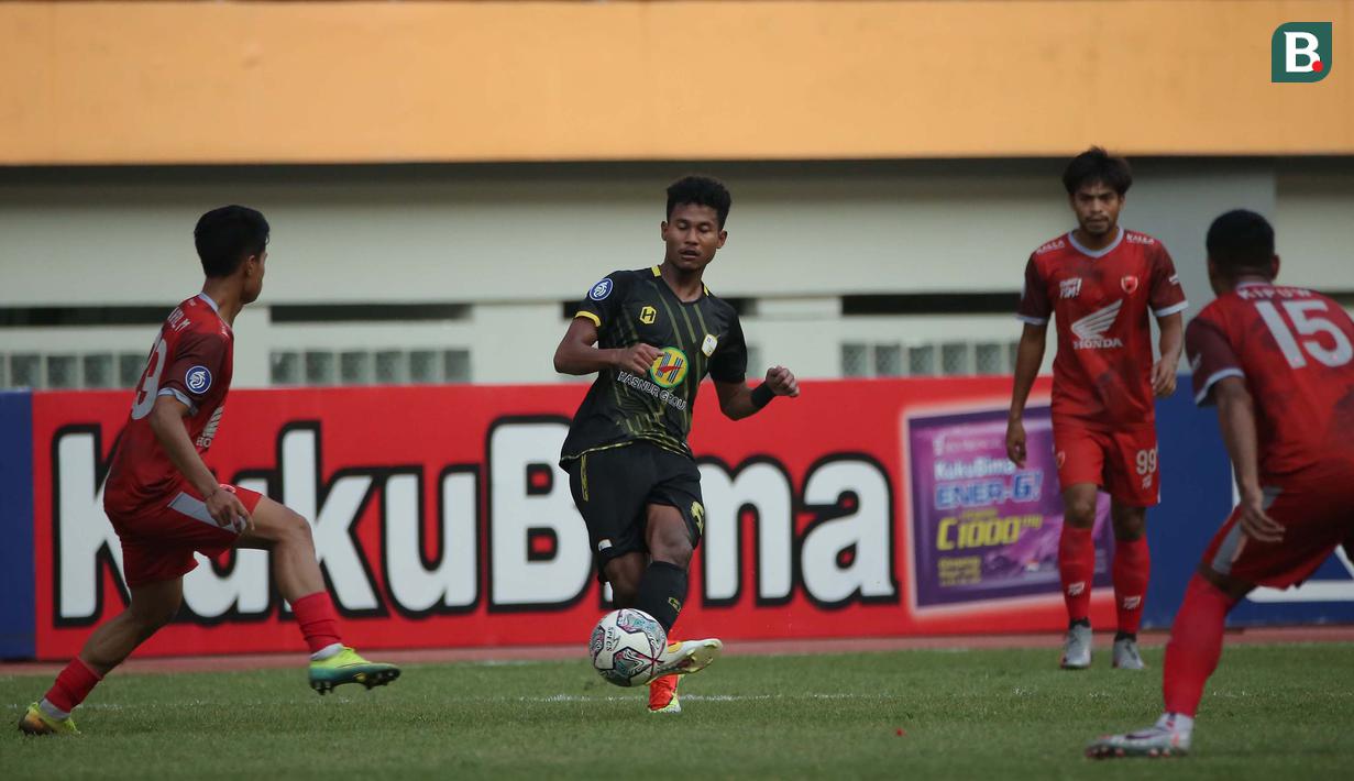 Pemain Barito Putera, Amiruddin Bagas Kaffa (tengah) mengontrol bola dibayangi sejumlah pemain PSM Makassar dalam laga pekan ke-5 BRI Liga 1 2021/2022 di Stadion Wibawa Mukti, Cikarang, Senin (27/9/2021). Barito Putera menang 2-0. (Bola.com/Ikhwan Yanuar)