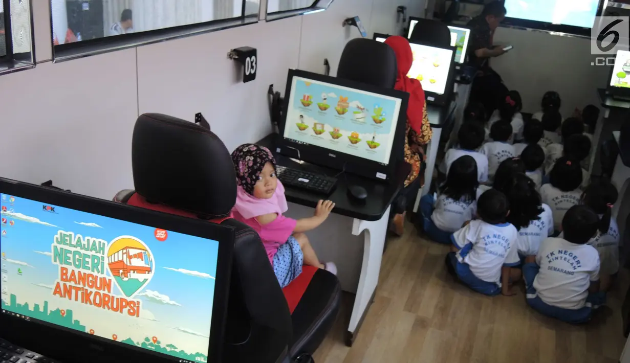 Anak-anak TK saat menaiki Bus KPK di Balai Kota Semarang, Jawa Tengah, Sabtu (13/10). Langkah ini untuk mencegah korupsi sejak dini. (Liputan6.com/Gholib)