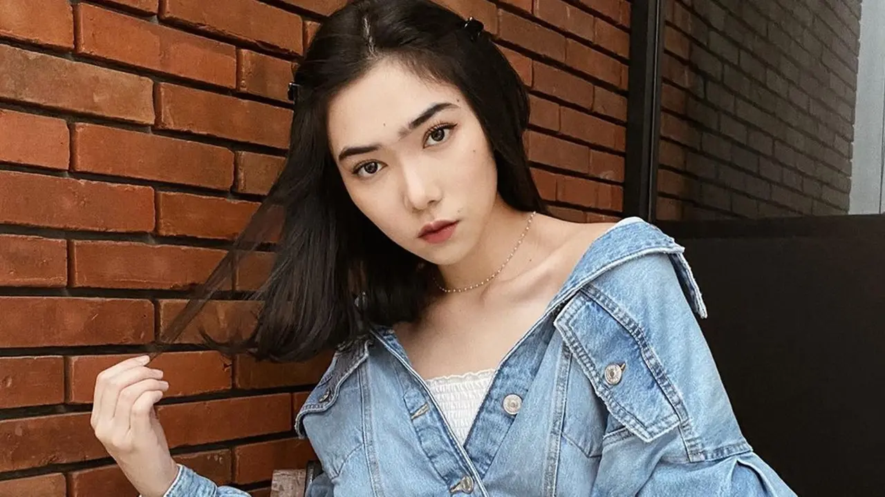 FOTO: Gaya Isyana Sarasvati Pakai Denim, Tampil Keren