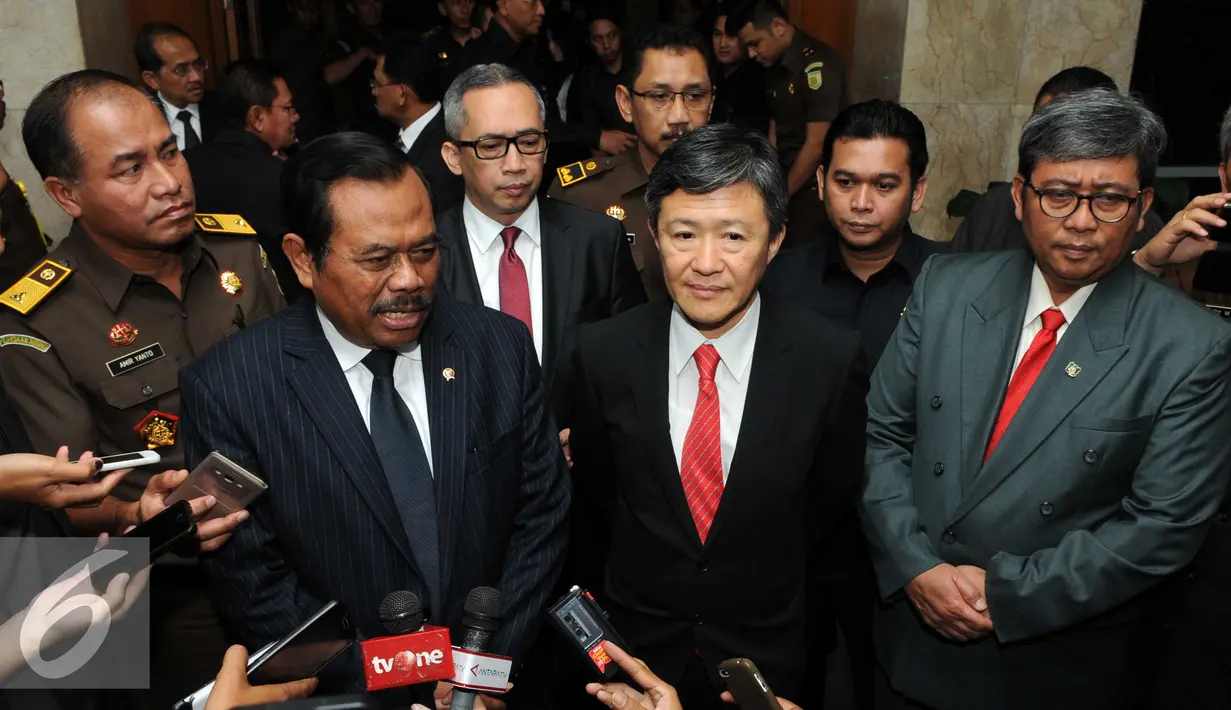 Kepala Kejakasaan Agung HM Prasetyo dan Komisioner ICAC Hongkong Mr. Simon Y.L.Peh memberikan keterangan kepada awak media di Kejaksaan agung RI, Jakarta, Kamis (17/3). (Liputan6.com/Helmi Afandi)