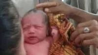 Bayi itu pertama kali ditemukan anak-anak saat sedang bermain layang-layang.