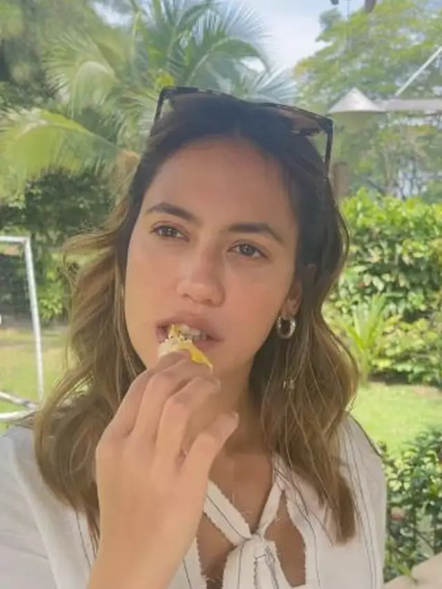 Pevita Pearce saat makan durian untuk pertama kali (Instagram/pevpearce)