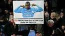 Pendukung Manchester City memegang banner saat melakukan protes akibat mahalnya harga tiket dalam laga lanjutan Liga Inggris 2024/2025 melawan Leicester di Etihad Stadium, Manchester, Inggris, Rabu (02/04/2025) waktu setempat. (AFP/Oli Scarff)