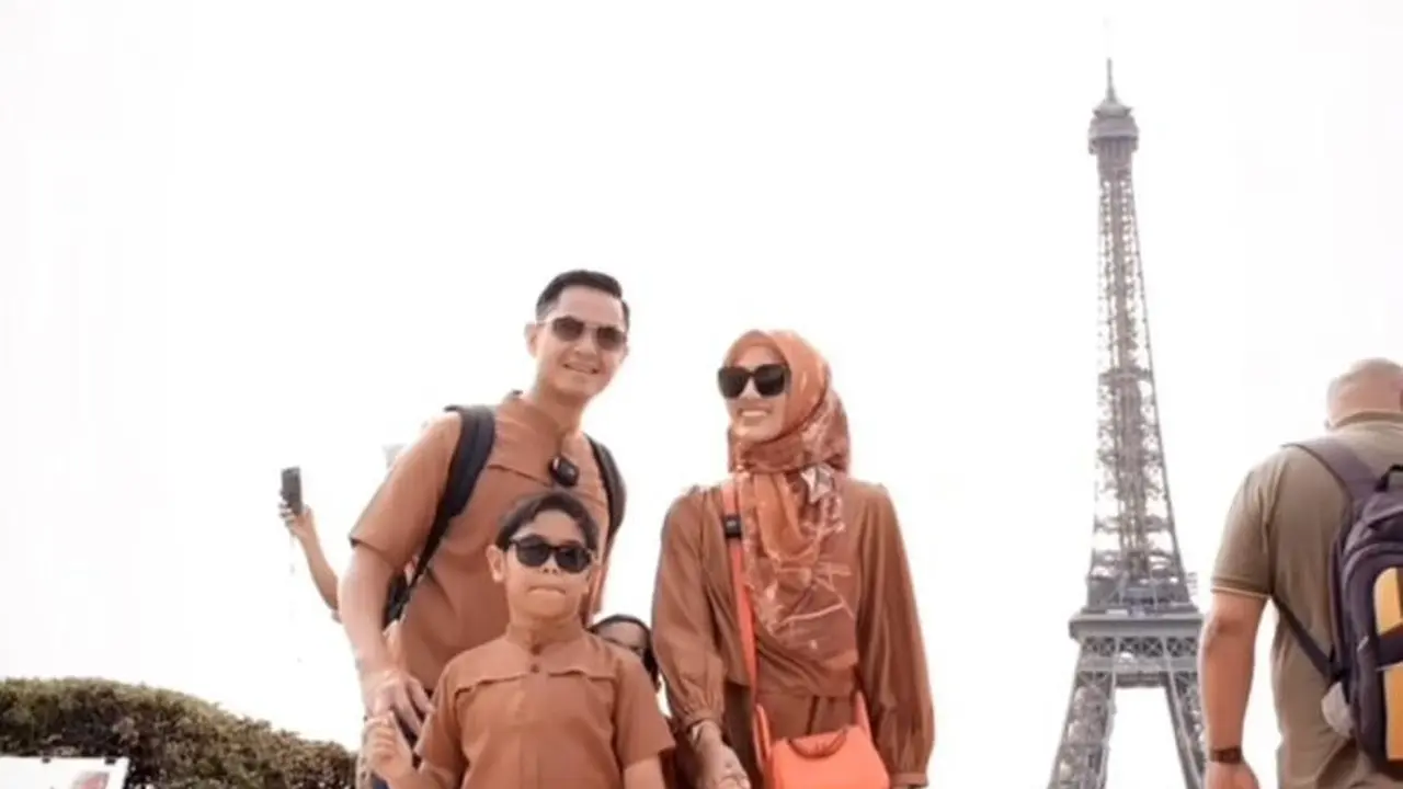 10 Gaya Hijab Kasual Alyssa Soebandono Liburan Bareng Dude Harlino dan Anak Keliling Eropa