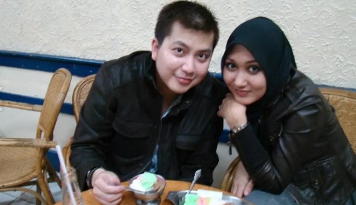 "Makan sama kekasih abis ibadah. Makan dapet.. Mesra Dapet ..Pahala Dapet Coy!" tulis Tito. "Hihi udah kayak mafia aja yaa mas.. Kurang kaca mata item aja nii.. ;p" komentar Dian. "iya yank :D kocak.." sahut Tito, foto yang diunggah 7 Desember 2009.