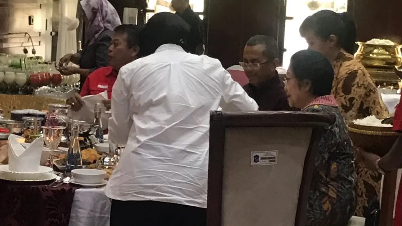 Bebek Goreng untuk Megawati di Rumah Dinas Risma