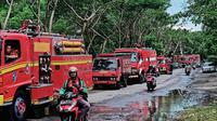 Petugas damkar Surabaya dikerahkan untuk menyedot genangan air. (DIan Kurniawan/Liputan6.com)