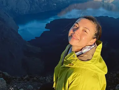 Bukan sebuah rahasia lagi bila Angela Gilsha ini suka naik gunung. Sosoknya memang sering membagikan potret saat sedang melakukan kegiatan alam ini dengan teman-temannya. Baru-baru ini, wanita 28 tahun tersebut berkesempatan mendaki Gunung Rinjani.(Liputan6.com/IG/@angelagilsha)