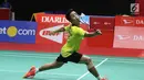 Pebulu tangkis Indonesia, Anthony Ginting mengembalikan bola pebulu tangkis asal Jepang, Kazumasa Sakai pada babak final Indonesia Masters 2018 di Senayan, Jakarta, Minggu (28/1). (Liputan6.com/Angga Yuniar)