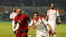 Pemain depan timnas Indonesia, Sergio Van Dijk (kedua dari kiri) berebut bola dengan Mouajad Alajaan (Suriah) pada laga persahabatan di Stadion GBK Jakarta, (15/11/2014). Timnas Indonesia kalah 0-2 dari Suriah. (Liputan6.com/Helmi Fithriansyah)