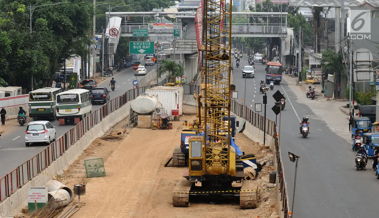 Sejumlah alat berat terparkir di area pembangunan underpass Mampang Prapatan, Jakarta, Sabtu (24/6). Terkait libur Hari Raya Idul Fitri 1438 H, aktivitas pembangunan underpass Mampang Prapatan dihentikan sementara. (Liputan6.com/Helmi Fithriansyah)