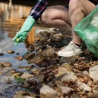 Ilustrasi penyebab pencemaran air oleh plastik.(dok. nastya_gepp/Pixabay/Tri Ayu Lutfiani)