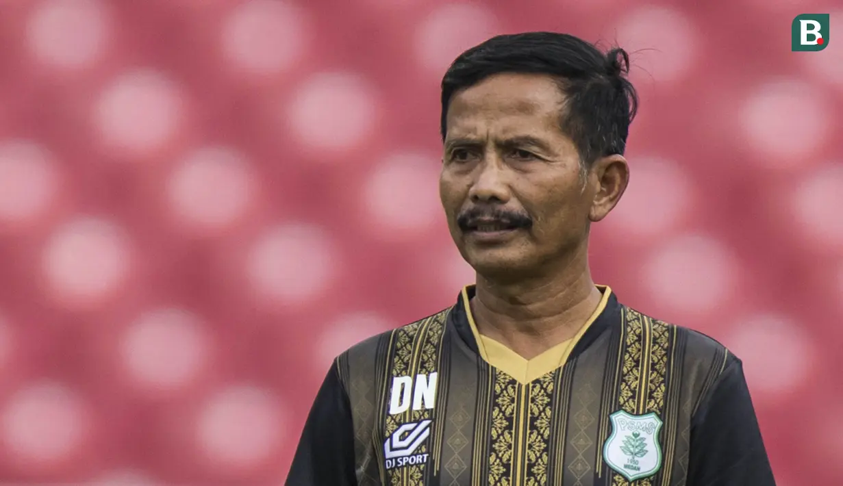 Pelatih PSMS Medan, Djadjang Nurdjaman, mengamati anak asuhnya saat latihan di SUGBK, Jakarta, Jumat (16/2/2018). Latihan ini merupakan persiapan jelang perebutan tempat ketiga Piala Presiden 2018. (Bola.com/Vitalis Yogi Trisna)