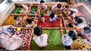 Pengunjung menikmati berendam di kolam air panas berbentuk hot pot di sebuah hotel di Hangzhou, China, Minggu (27/1). Pemandian air panas itu dirancang untuk mempromosikan gaya hidup sehat menjelang Tahun Baru Imlek pada 5 Februari mendatang. (STR/AFP)