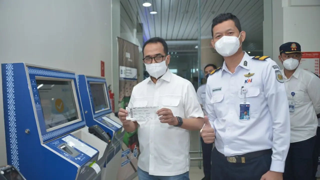 Menteri Perhubungan Budi Karya Sumadi saat meninjau Kereta Bandara Yogyakarta International Airport (YIA). (Dok. Kemenhub)