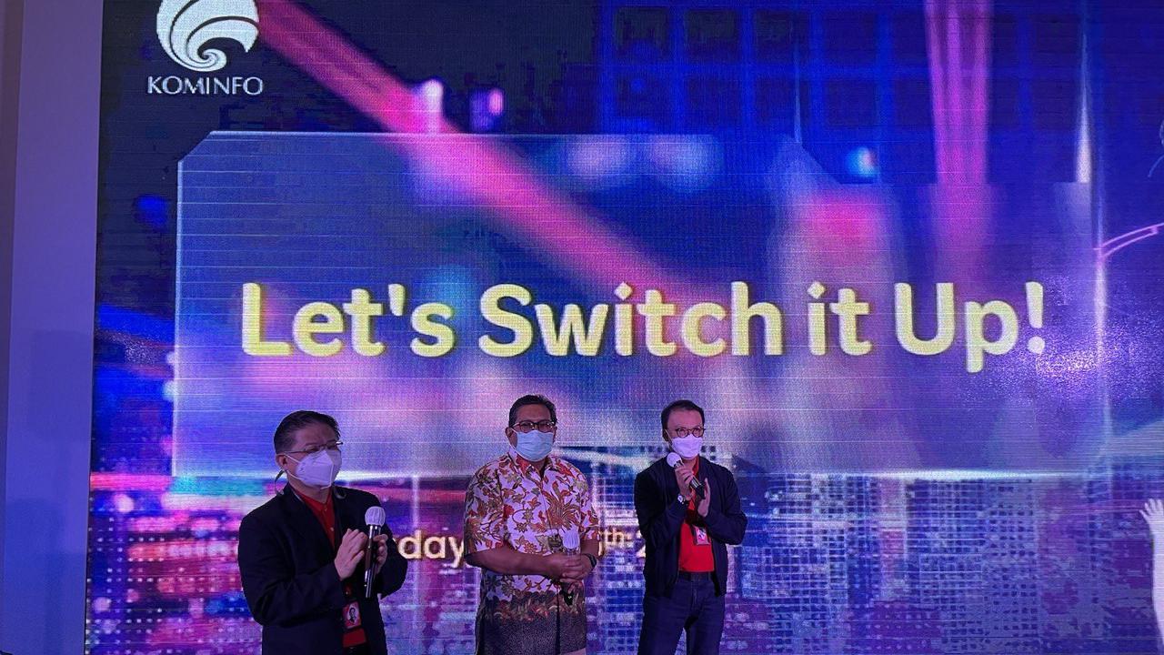 Telkomsel menghentikan layanan 3G dan mengalihkannya ke 4G per Maret 2022. (Ki-ka): Direktur Planning and Transformation Wong Soon Nam, Dirjen SDPPI Kemkominfo Ismail, dan Direktur Network Telkomsel Nugroho. (Liputan6.com/ Agustin Setyo W).