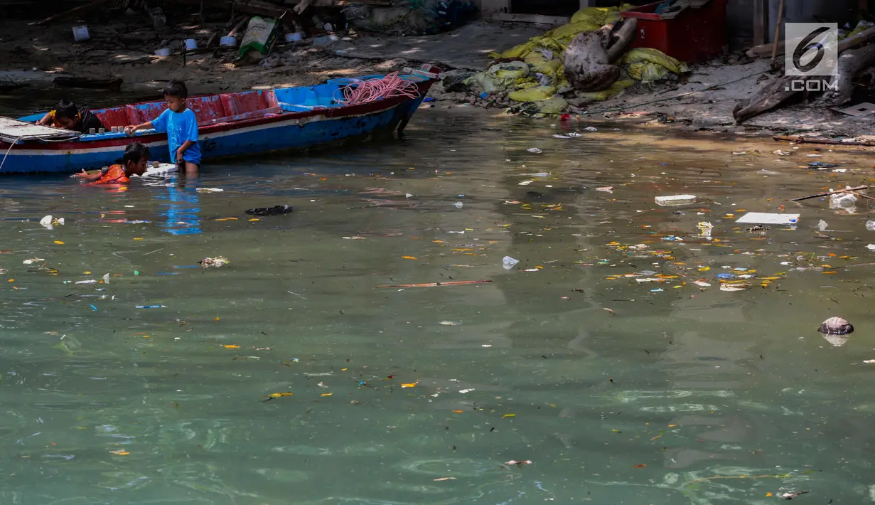 Anak-anak bermain di antara sampah kiriman yang mengotori perairan Kepulauan Seribu di sekitar Pulau Pari dan Pulau Pramuka, Rabu (28/11). Sampah berasal dari wilayah luar Jakarta yang terbawa angin hingga ke perairan Jakarta. (Liputan6.com/Faizal Fanani)