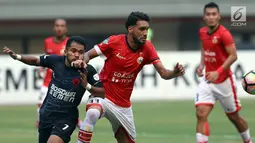 Bek Persija, Willian Pachecho (kedua kanan) berusaha menahan pergerakan pemain PSM Makassar, Zulham Zamrun saat lanjutan Liga 1 Indonesia di Stadion Patriot Candrabhaga, Bekasi, Selasa (15/8). Laga berakhir imbang 2-2. (Liputan6.com/Helmi Fithriansyah)
