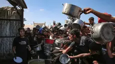 Pengungsi Palestina berdesak-desakan di depan dapur umum di Khan Yunis, Jalur Gaza Selatan, pada 19 September 2025. (Foto: AFP)