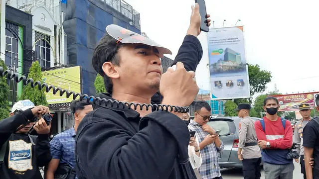 Salah seorang peserta aksi menuntut kasus pembunuhan Munir sebagai pelanggaran HAM berat di Simpang Lima, Banda Aceh, Rabu (7/9/2022), (Liputan6.com/Rino Abonita)