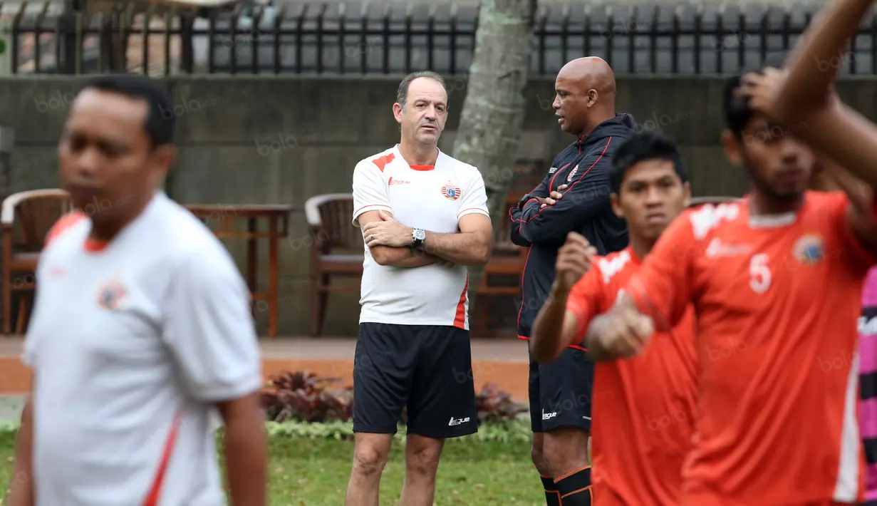 Pelatih Persija Jakarta, Paulo Camargo tengah berdiskusi dengan asisten pelatih Denimar Caros pada sesi latihan pagi di Bandung, Sabtu (16/7/2016). (Bola.com/Nicklas Hanoatubun)