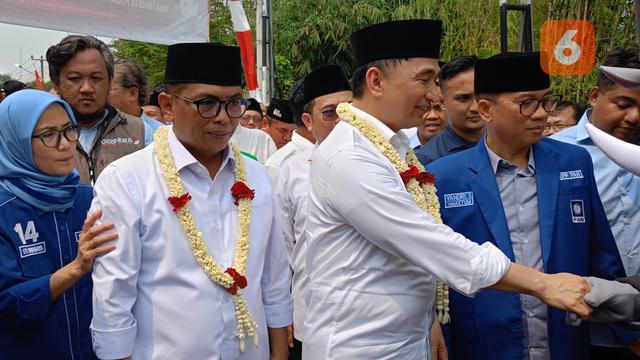 Iti Octavia, Demokrat, dan Yandri Susanto, PAN, Temani Andra Soni Daftar ke KPU Banten. (Kamis, 29/08/2024). (Yandhi Deslatama/Liputan6.com).