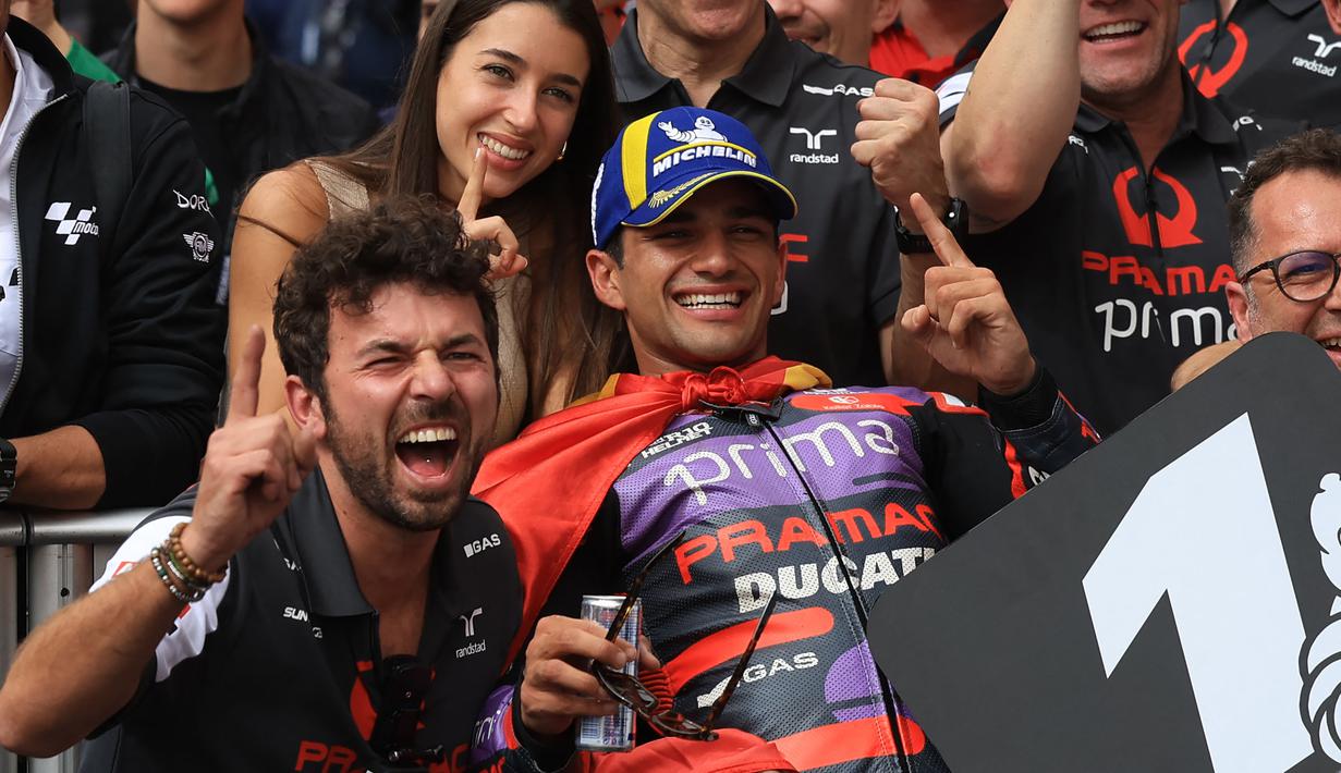 Selebrasi pembalap Ducati asal Spanyol, Jorge Martin bersama timnya merayakan keberhasilan menjuarai balapan utama MotoGP Portugal 2024 di Sirkuit Internasional Algarve, Portimao, Portugal, Minggu (24/3/2024) malam WIB. (AFP/Patricia De Melo Moreira)